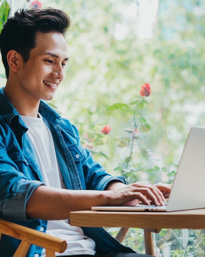 a copywriting virtual assistant creating a blog